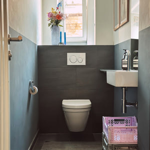 Stilvolles Badezimmer in dunkelblau