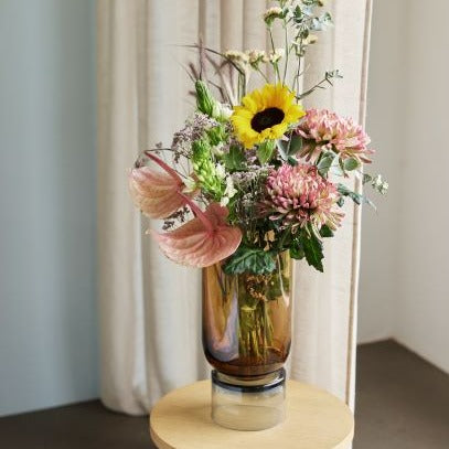 Bernstein Vase mit bunten Blumen